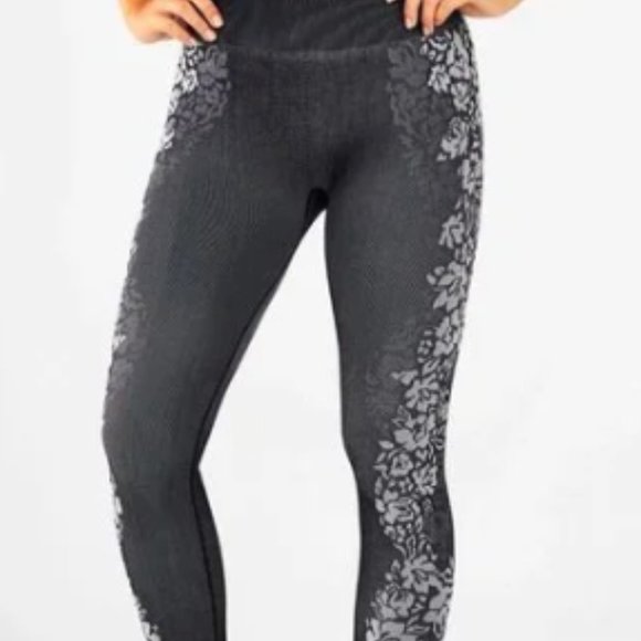 Fabletics seamless black floral jacquard set. Large top, medium bottom - Picture 5 of 5
